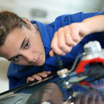 Austausch einer beschädigten Windschutzscheibe nach einem Steinschlag, wenn eine Reparatur nicht mehr möglich ist