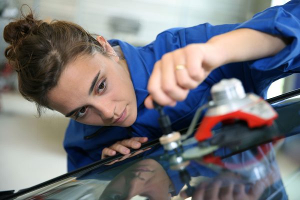Austausch einer beschädigten Windschutzscheibe nach einem Steinschlag, wenn eine Reparatur nicht mehr möglich ist